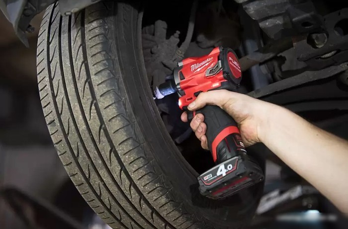 Гайковерт Milwaukee M12 FIW38-422X 4933464613 (с 2-мя АКБ, кейс)
