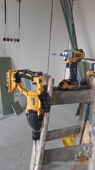 Винтоверт DeWalt DCF809D2T-QW (с 2-мя АКБ, кейс)
