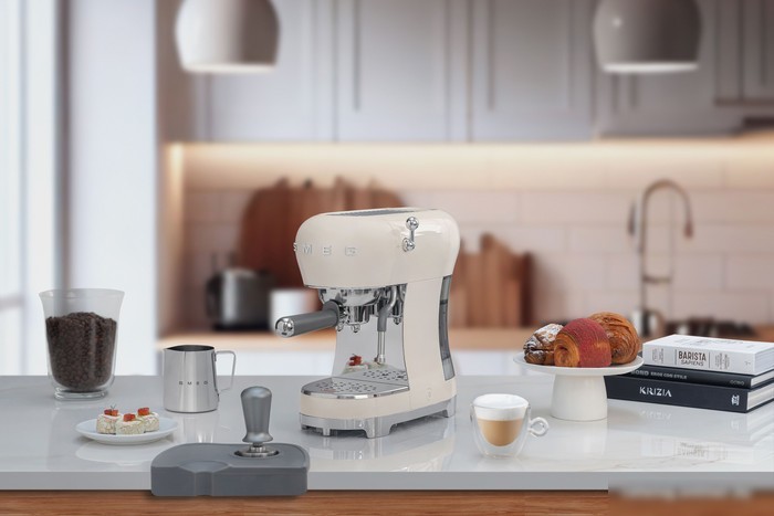 Рожковая кофеварка Smeg ECF02CREU