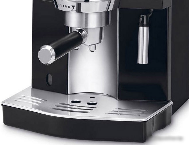 Рожковая помповая кофеварка DeLonghi EC 820.B