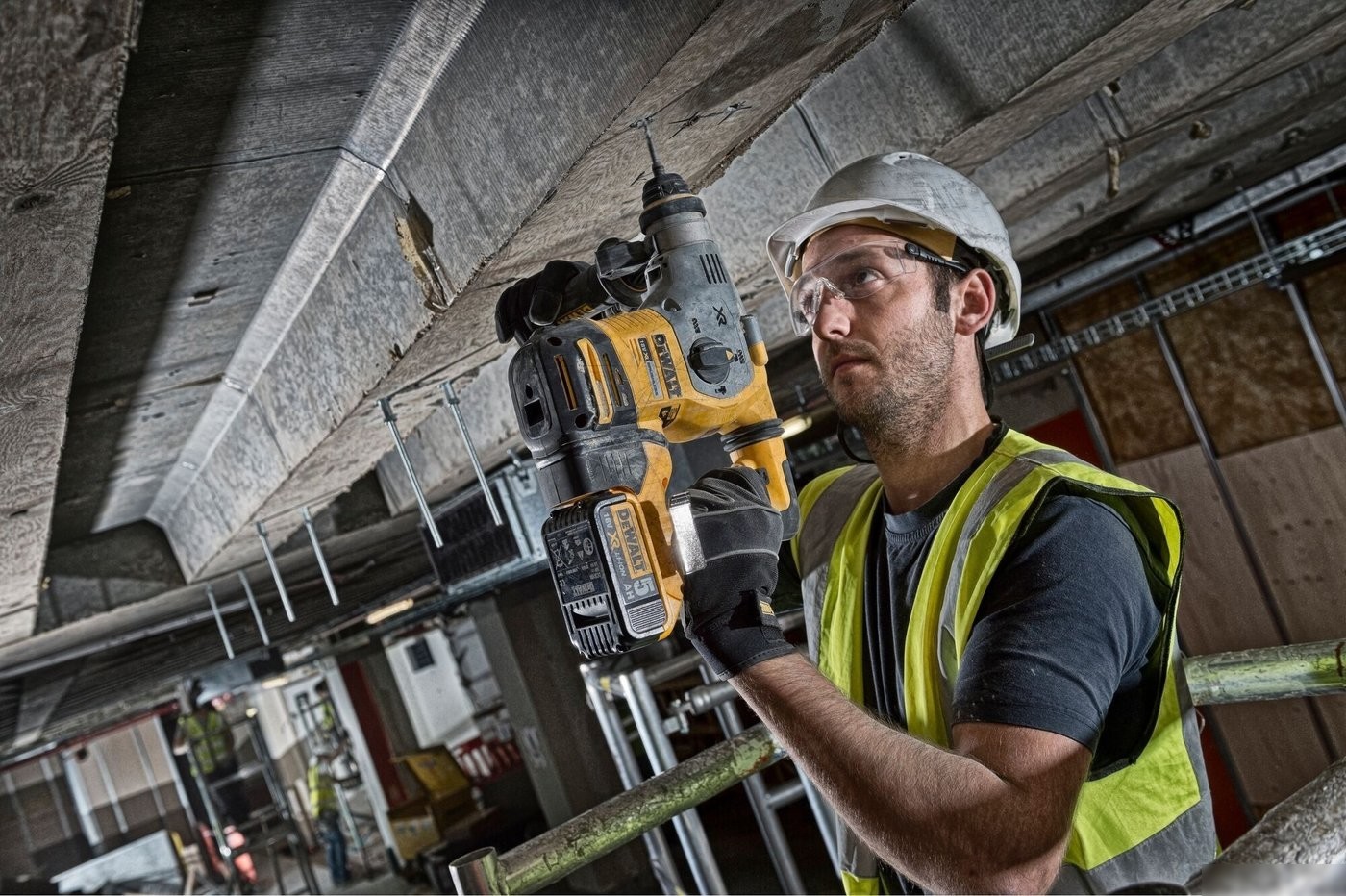 Перфоратор DeWalt DCH283P2-QW (с 2-мя АКБ, кейс)