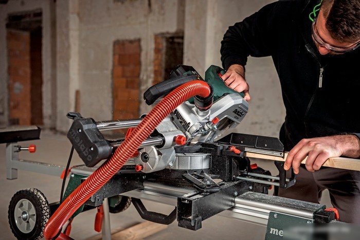 Торцовочная пила Metabo KGS 254 M 613254000