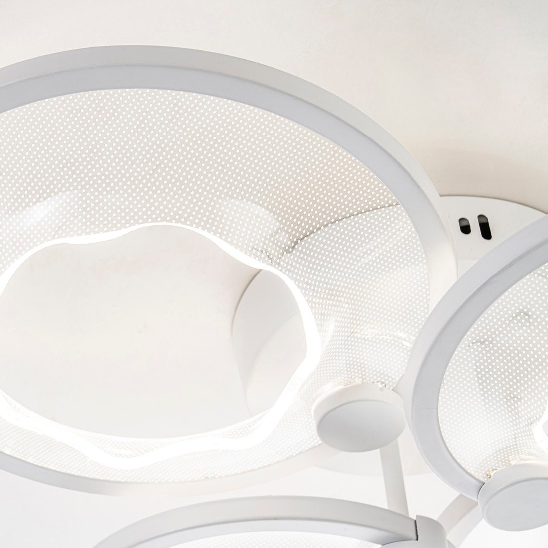 Люстра средней высоты Escada 10261/4LED (белый)