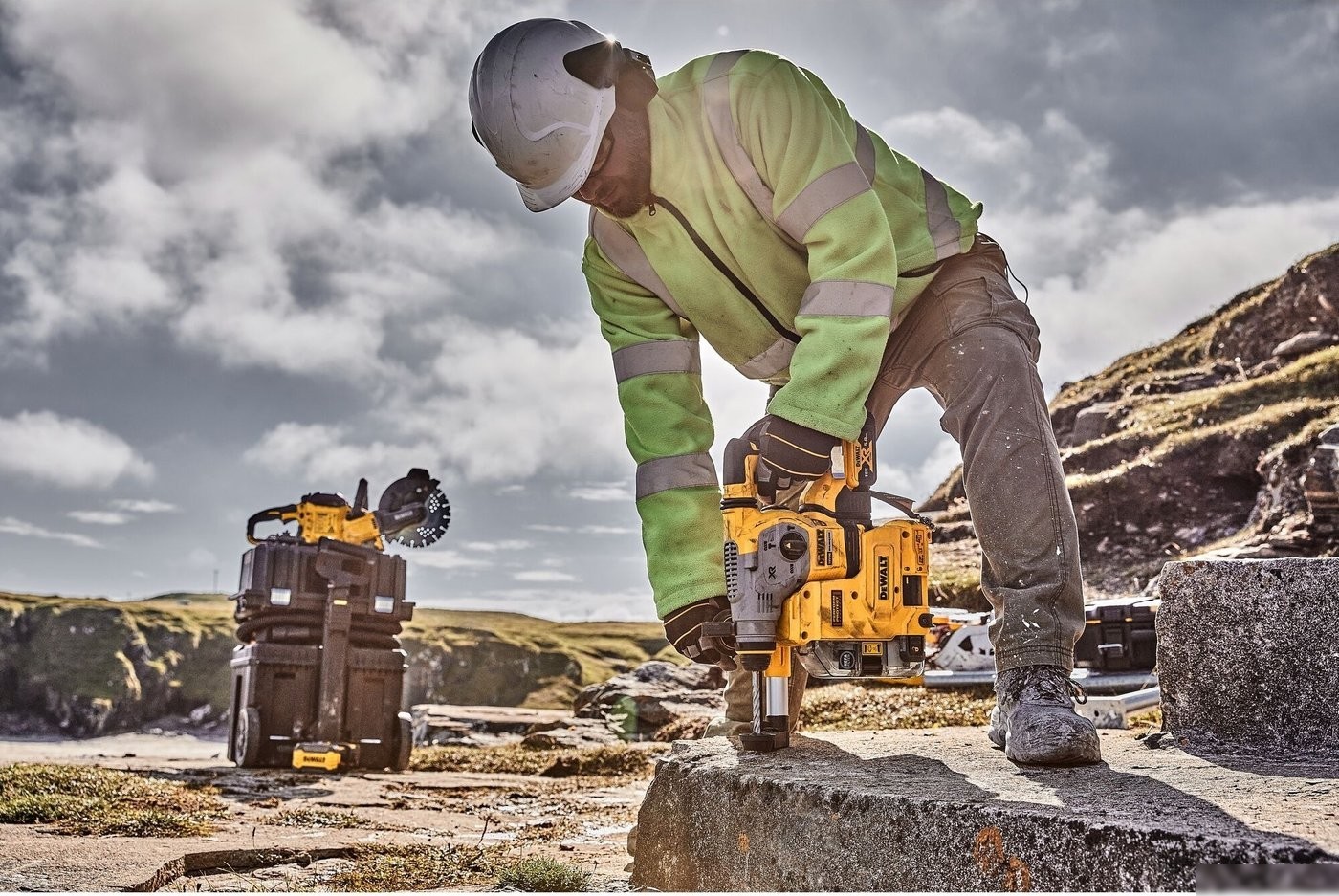 Перфоратор DeWalt DCH283P2-QW (с 2-мя АКБ, кейс)