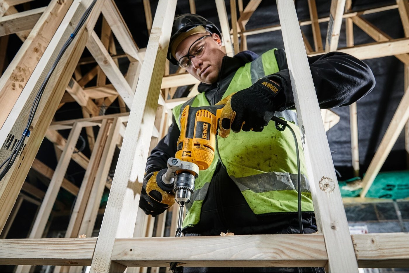Ударная дрель DeWalt DWD024K (кейс)
