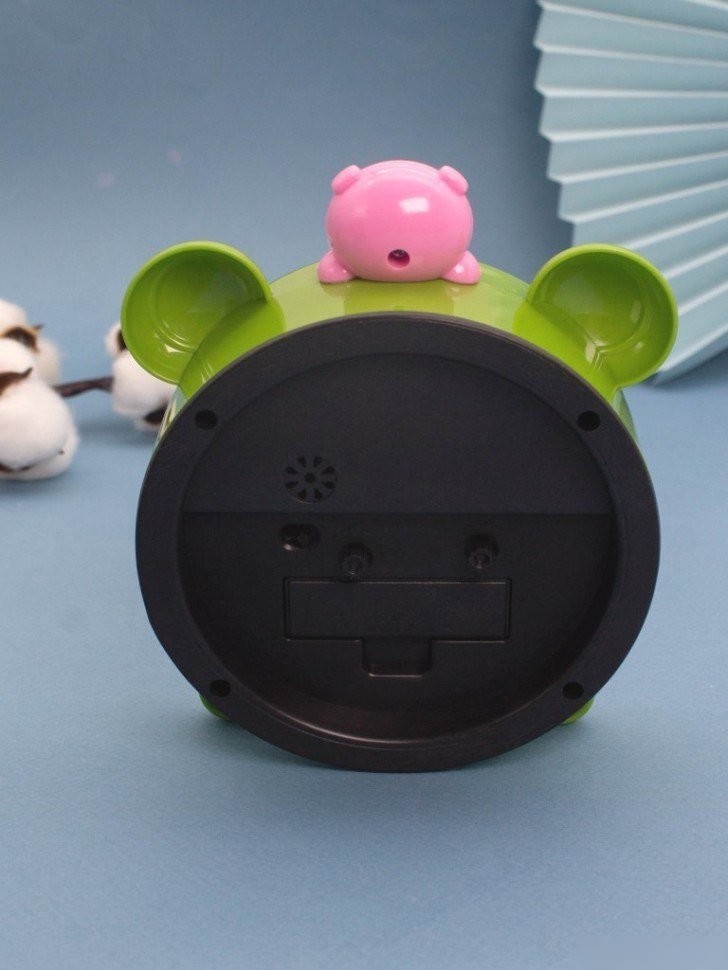 Настольные часы ILikeGift Lovely frog with piglet 100P-2303-01 (зеленый)