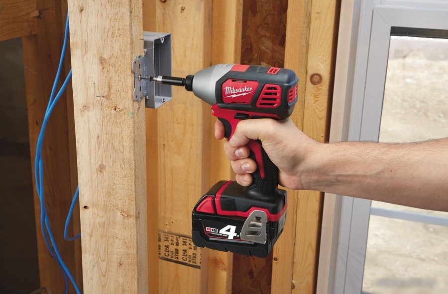 Винтоверт Milwaukee M18 BID-402C 4933443580 (с 2-мя АКБ, кейс)