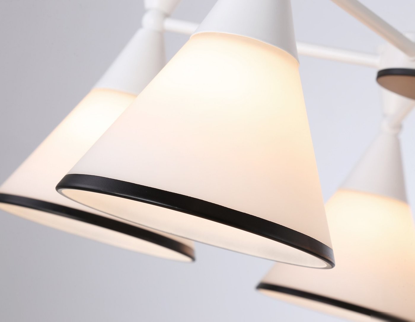 Припотолочная люстра Ambrella Traditional TR3165/5 WH/BK (белый/черный)