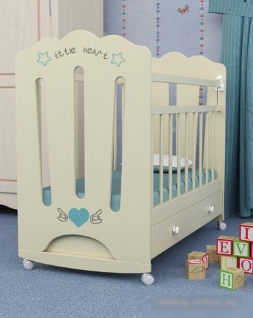 Классическая детская кроватка VDK Little Heart маятник с ящиком (слоновая кость)
