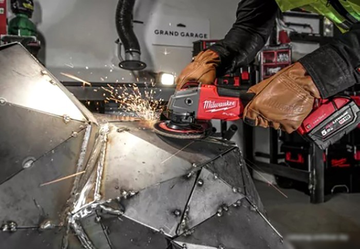Угловая шлифмашина Milwaukee M18 ONEFSAG 125XPDB-502X Fuel 4933478435 (с 2-мя АКБ)