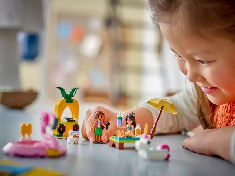 Конструктор LEGO Friends Вечеринка у бассейна с единорогами и фламинго 42658