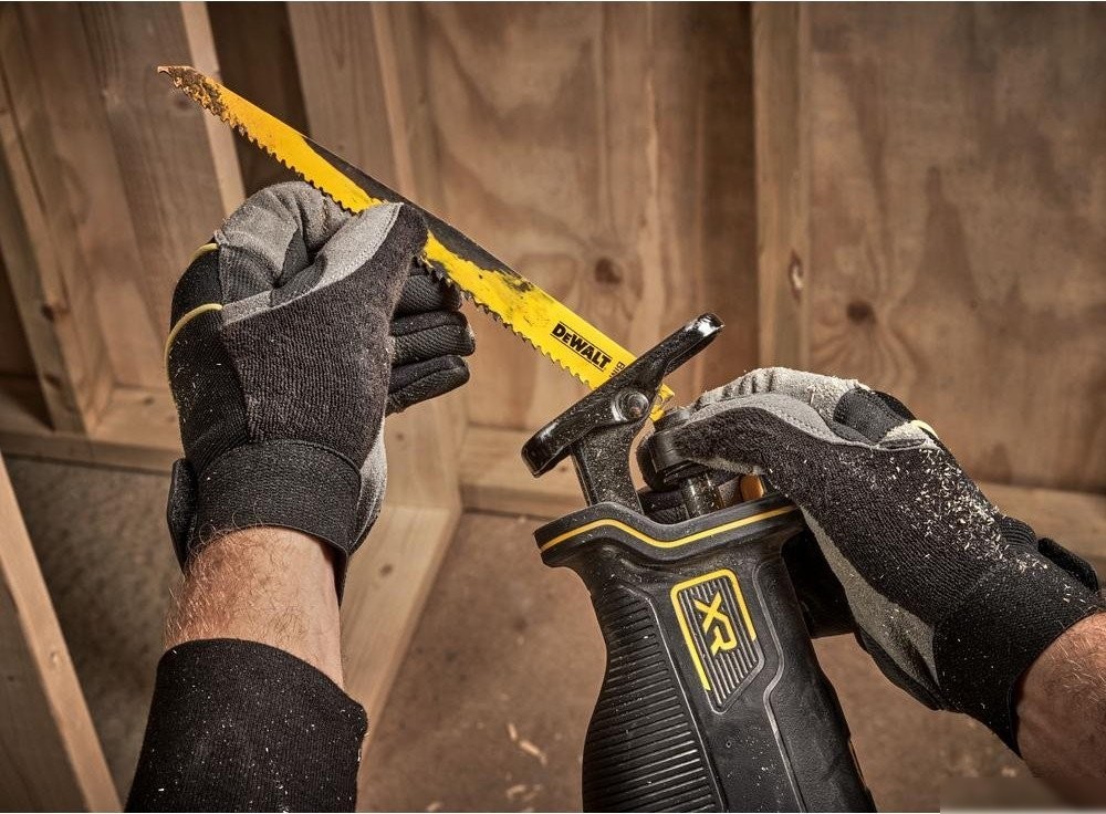 Сабельная пила DeWalt DCS382N (без АКБ)