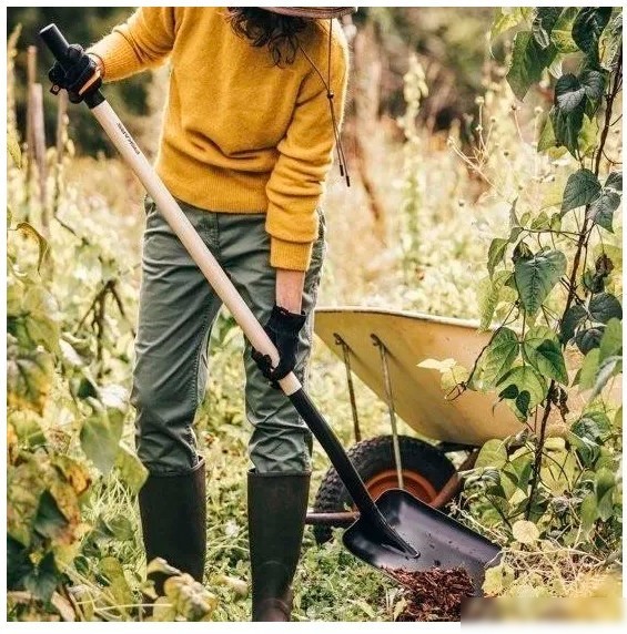 Лопата совковая Fiskars Solid 1066724