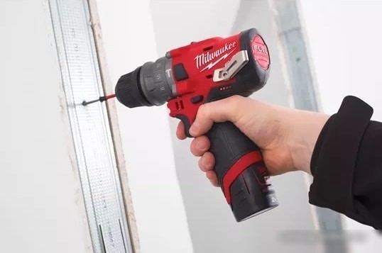 Ударная дрель-шуруповерт Milwaukee M12 FPDX-202X 4933464136 (с 2-мя АКБ, кейс)