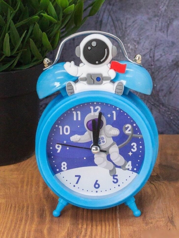 Настольные часы ILikeGift Astronaut on the moon 2108-28-02 (синий)