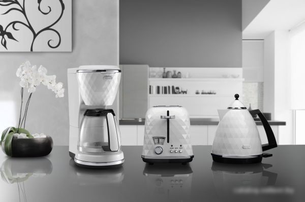 Чайник DeLonghi KBJ 2001.W