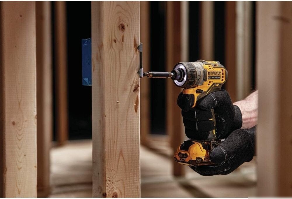 Винтоверт DeWalt DCF601NT (без АКБ, кейс)