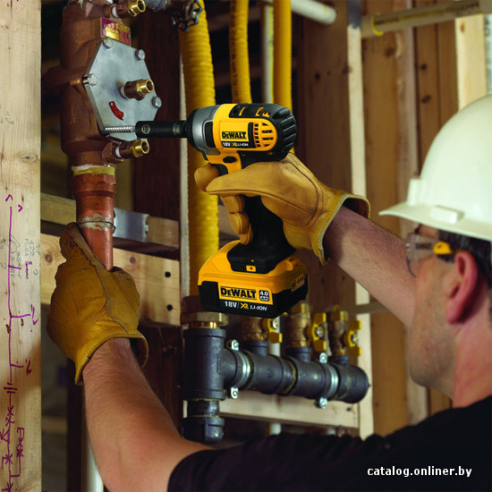Ударный гайковерт DeWalt DCF880M2