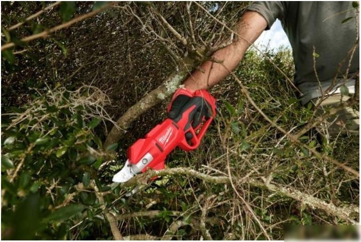 Секатор Milwaukee M12BLPRS-202 4933480115 (с 2-мя АКБ)