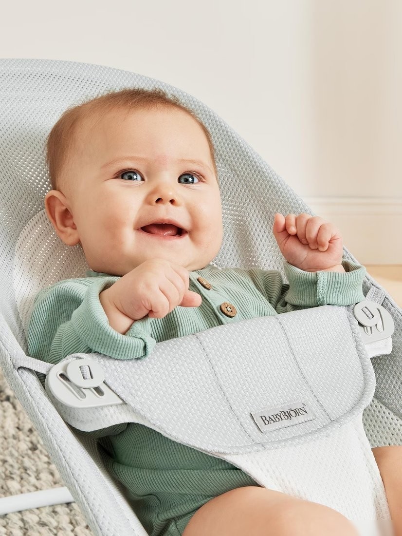 Шезлонг BabyBjorn Balance Mesh 0051.29 (silver/white)
