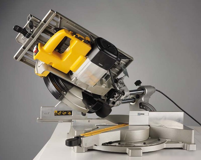 Дисковая пила DeWalt D27111