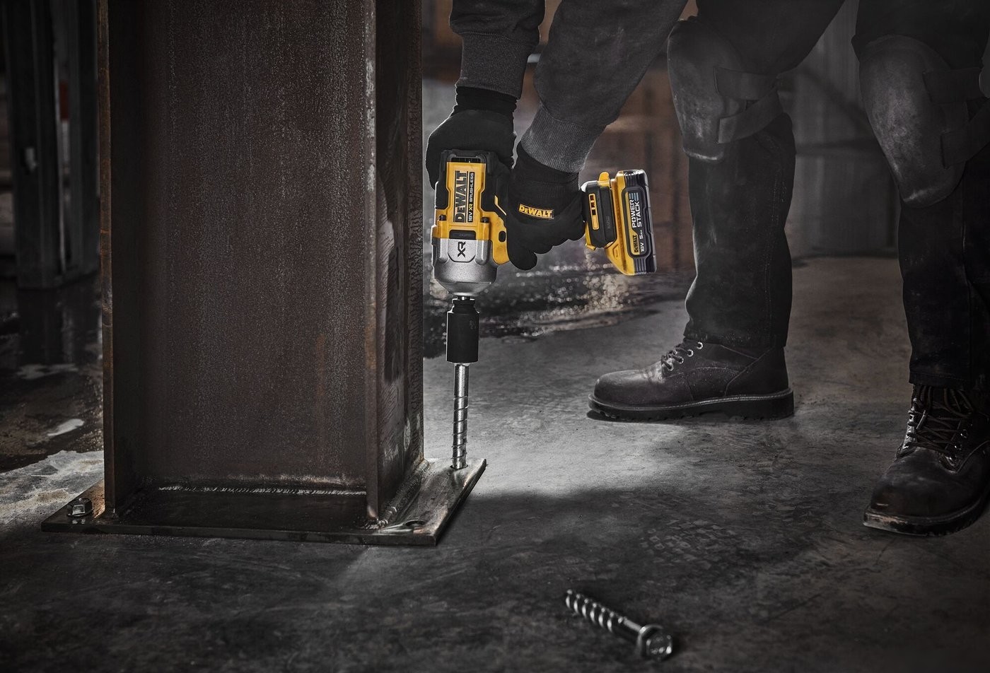 Гайковерт DeWalt DCF961H2T (с 2-мя АКБ, кейс)