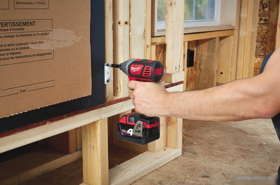 Винтоверт Milwaukee M18 BID-402C 4933443580 (с 2-мя АКБ, кейс)