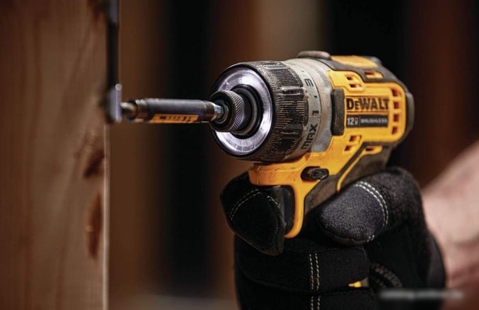 Винтоверт DeWalt DCF601D2-QW (с 2-мя АКБ, кейс)