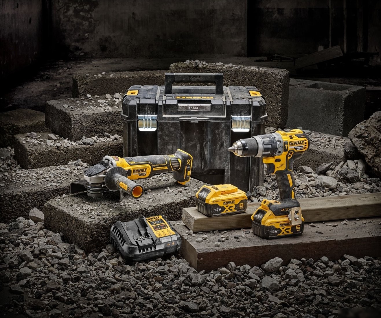 DeWalt DCK2080P2T (шуруповерт, болгарка, 2 АКБ, кейс)