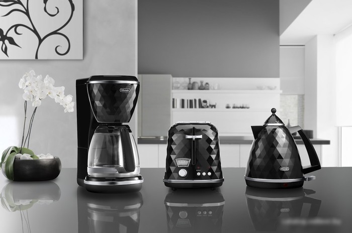 Чайник DeLonghi KBJ 2001.BK
