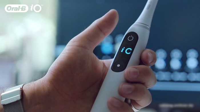 Электрическая зубная щетка Oral-B iO 7 (черный)