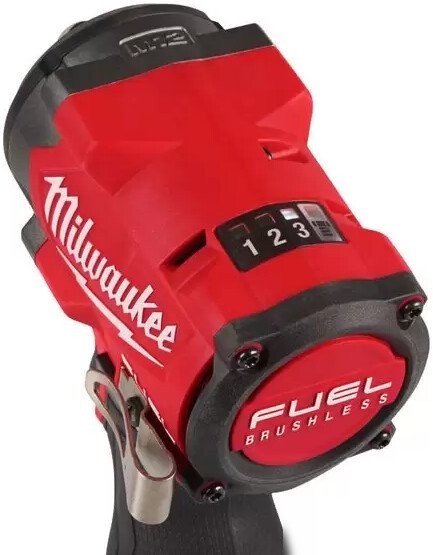 Гайковерт Milwaukee M12 FCIWF38G3-502X Fuel 4933493452 (с 2-мя АКБ, кейс)