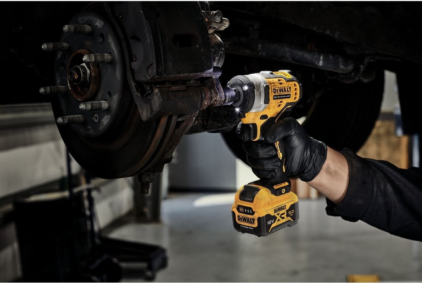Гайковерт DeWalt DCF901P2 (с 2-мя АКБ, кейс)