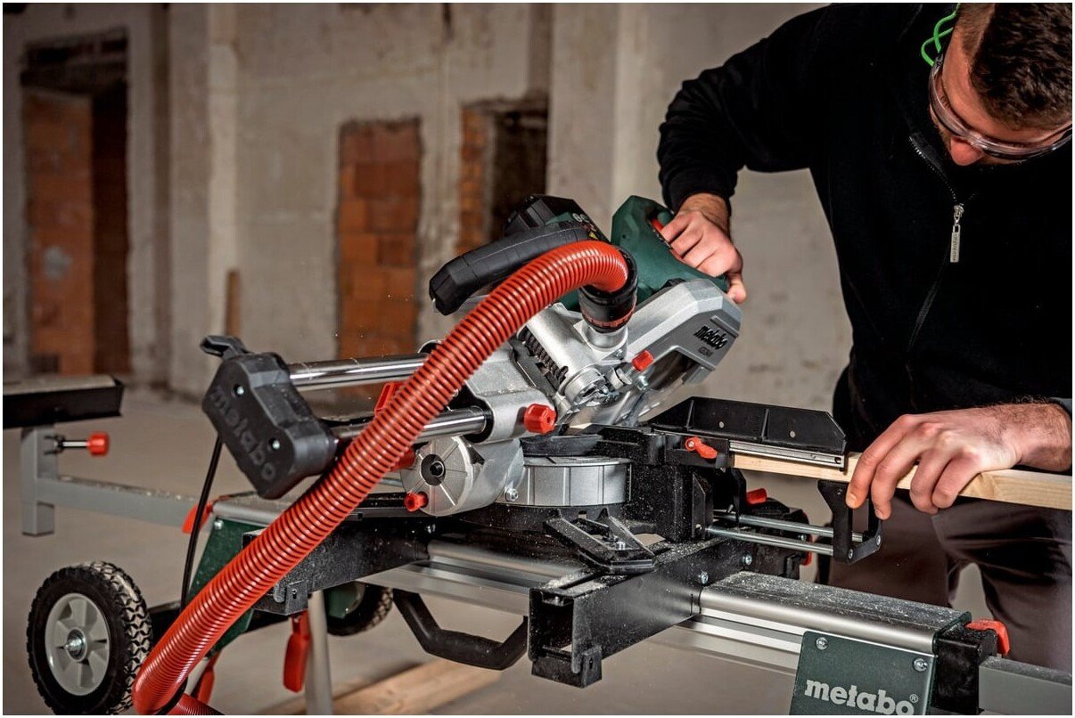 Торцовочная пила Metabo KGS 216 M Set 613216900