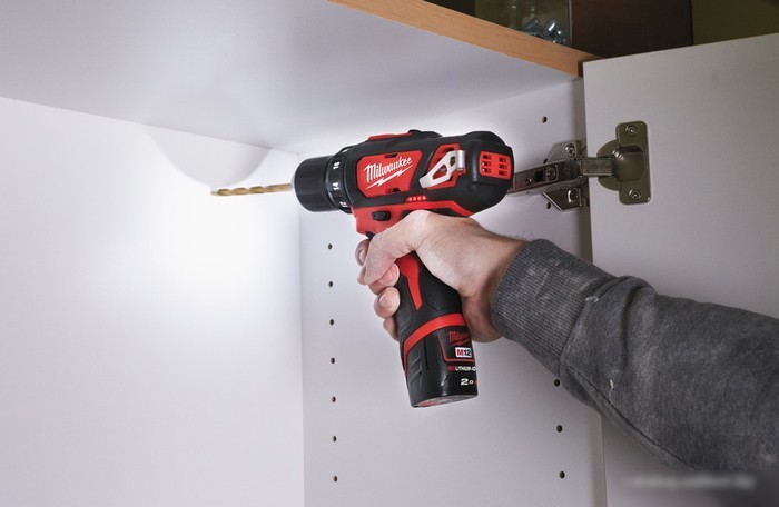 Дрель-шуруповерт Milwaukee M12 BDD-202C