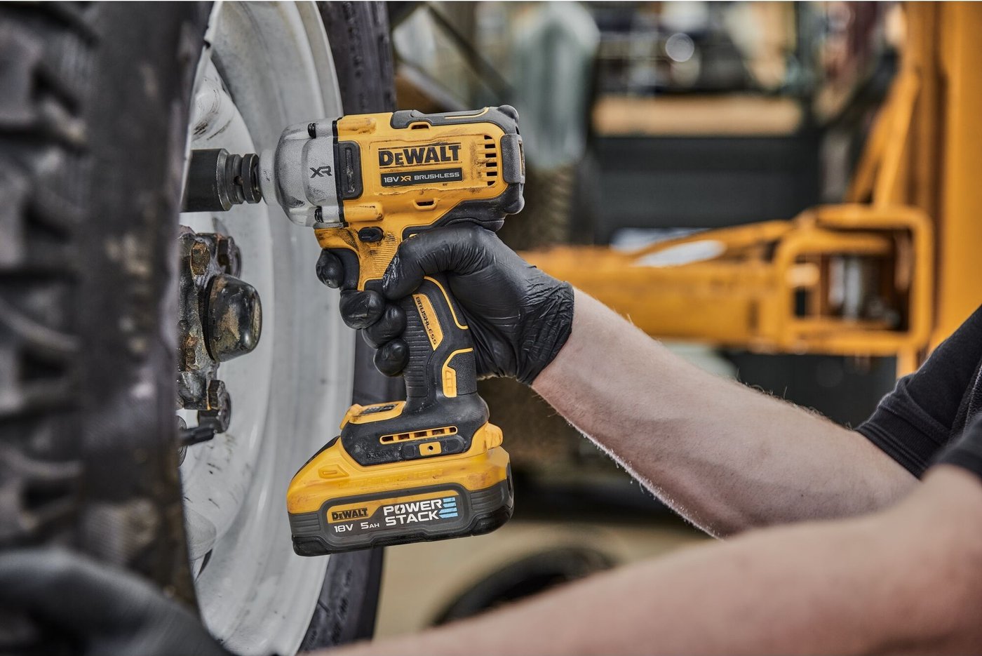 Гайковерт DeWalt DCF891H2T (с 2-мя АКБ, кейс)