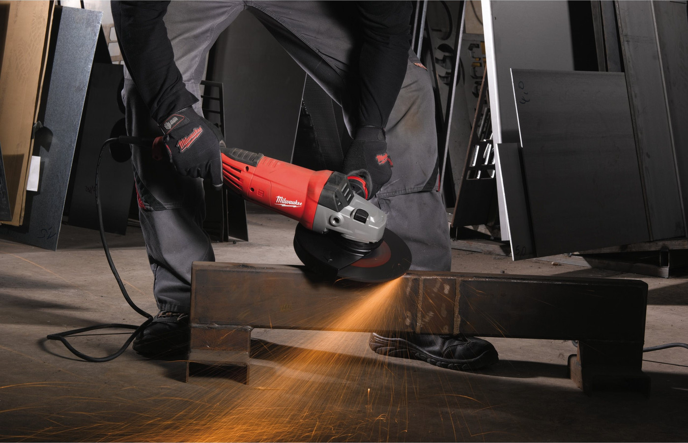 Угловая шлифмашина Milwaukee AGVK 24-230 4933451414