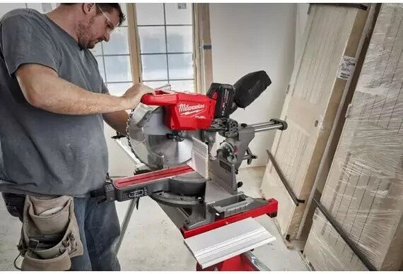 Торцовочная пила Milwaukee M18 FMS305-121-II 4933499181 (с 1-им АКБ)