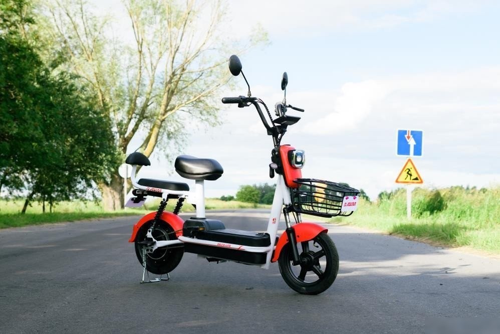 Электроскутер AVM Delta Lite (красный)