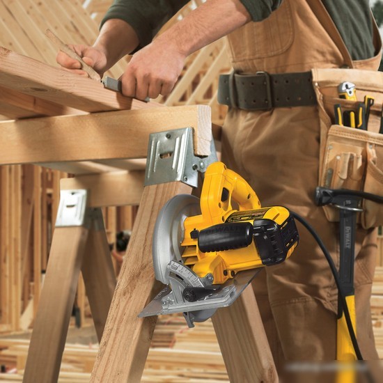 Дисковая пила DeWalt DWE576K
