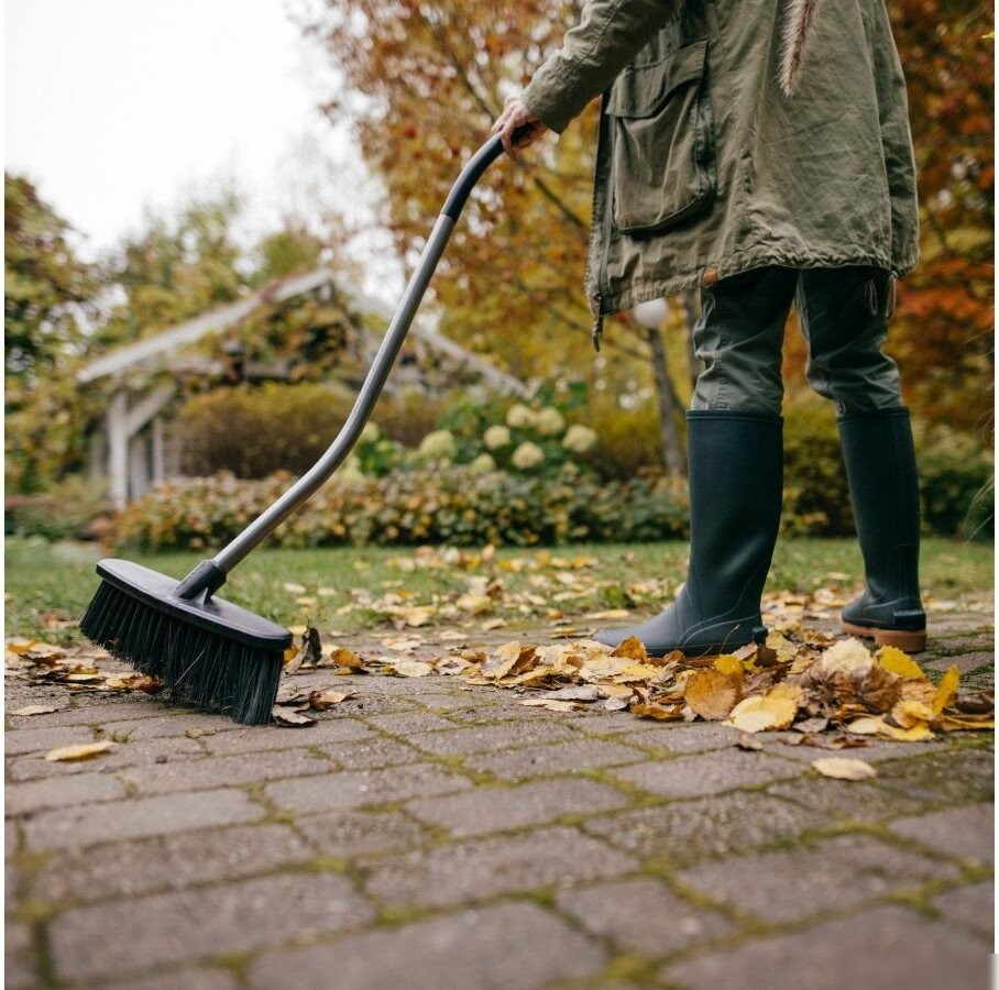 Метла Fiskars 1077114