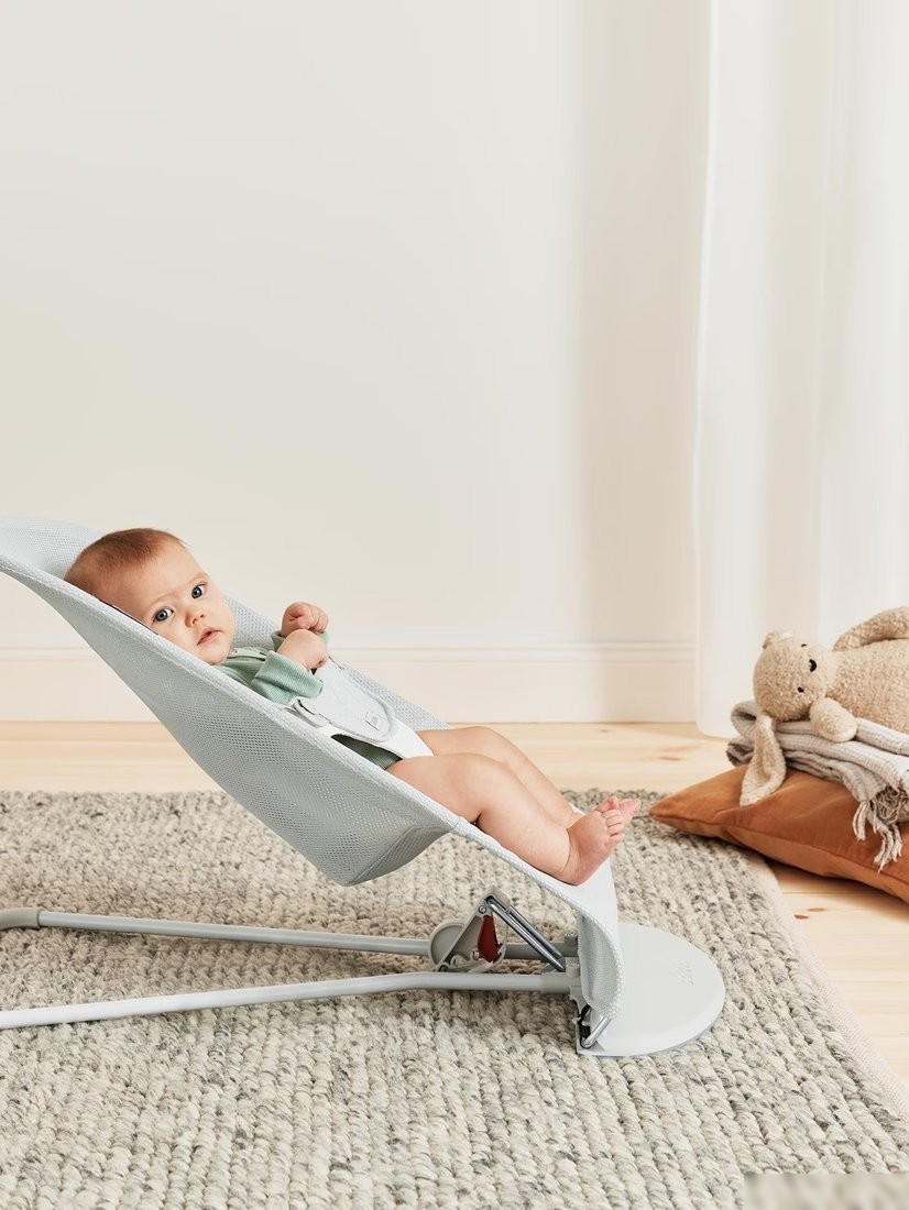 Шезлонг BabyBjorn Balance Mesh 0051.29 (silver/white)