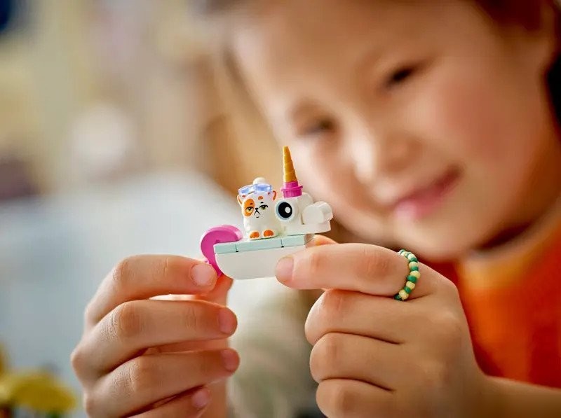 Конструктор LEGO Friends Вечеринка у бассейна с единорогами и фламинго 42658
