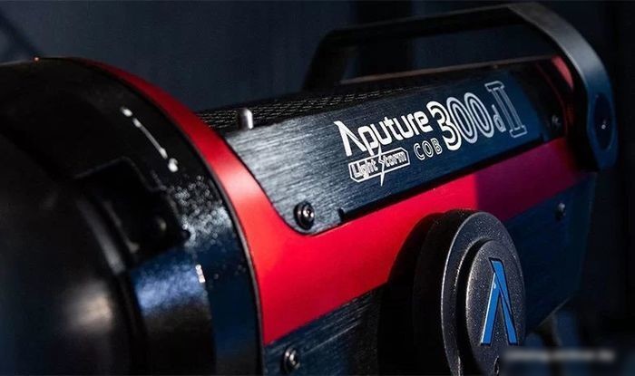 Лампа Aputure Light Storm LS C300D II V-mount Kit