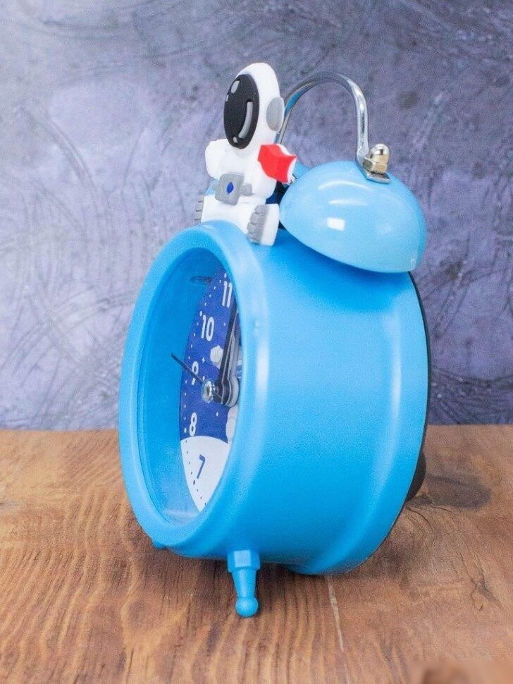 Настольные часы ILikeGift Astronaut on the moon 2108-28-02 (синий)