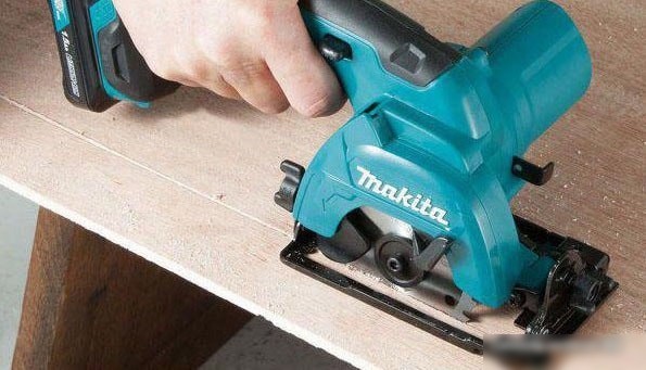 Дисковая пила Makita HS301DWME (с 2-мя АКБ 4 Ah)