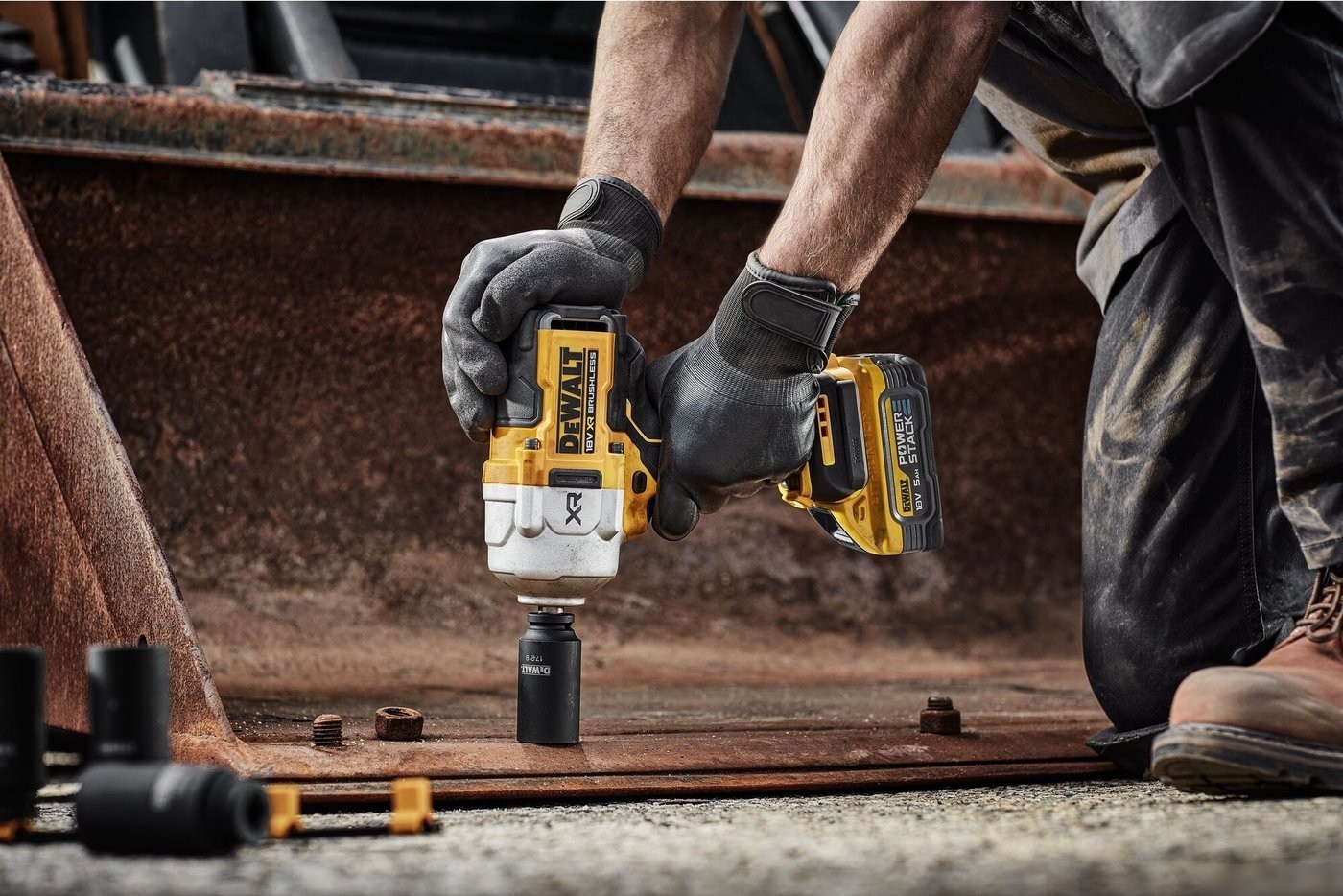 Гайковерт DeWalt DCF961H2T (с 2-мя АКБ, кейс)