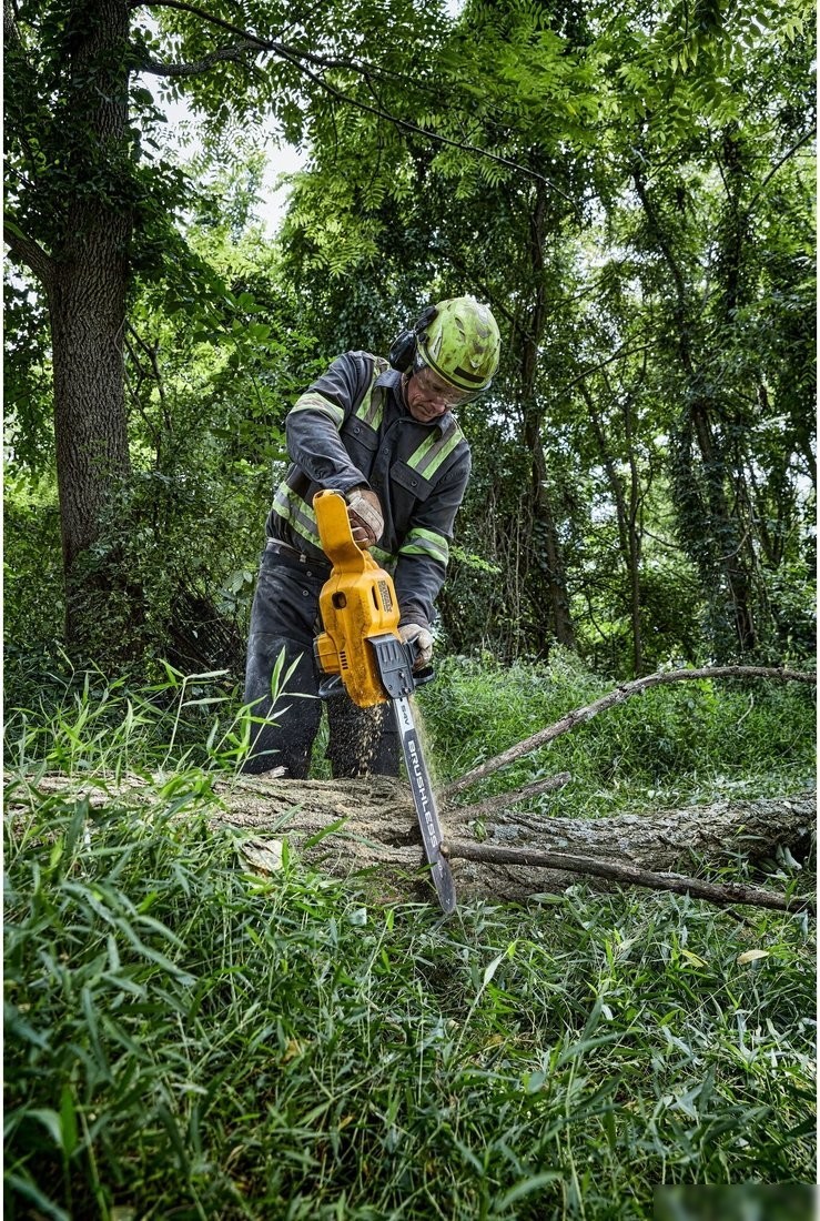 Аккумуляторная пила DeWalt DCMCS575N (без АКБ)