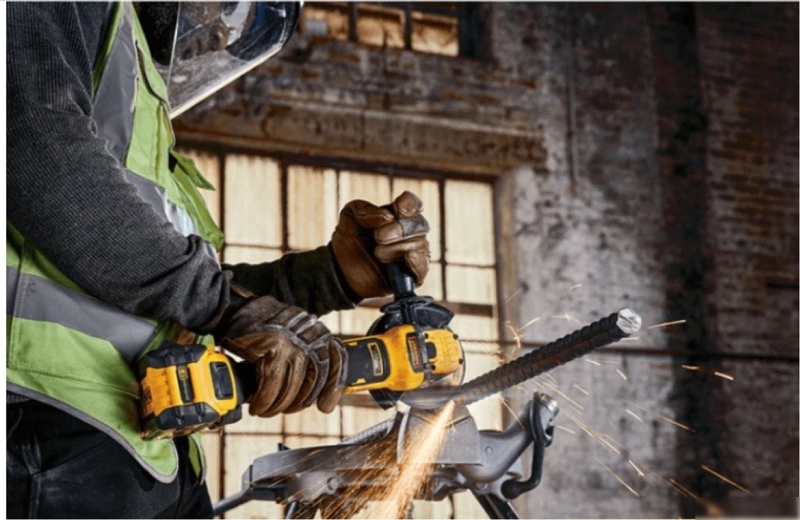 Угловая шлифмашина DeWalt DCG416VSN (без АКБ)
