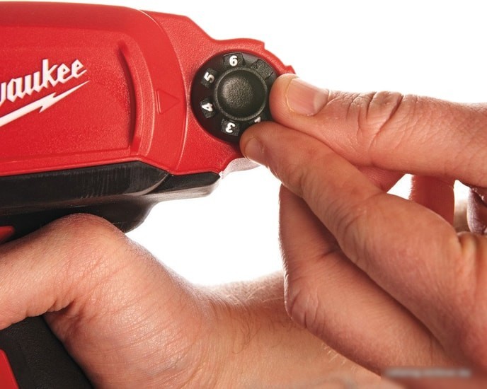 Пистолет для герметика Milwaukee M12 PCG/600A-201B 4933441670 (с 1-им АКБ)